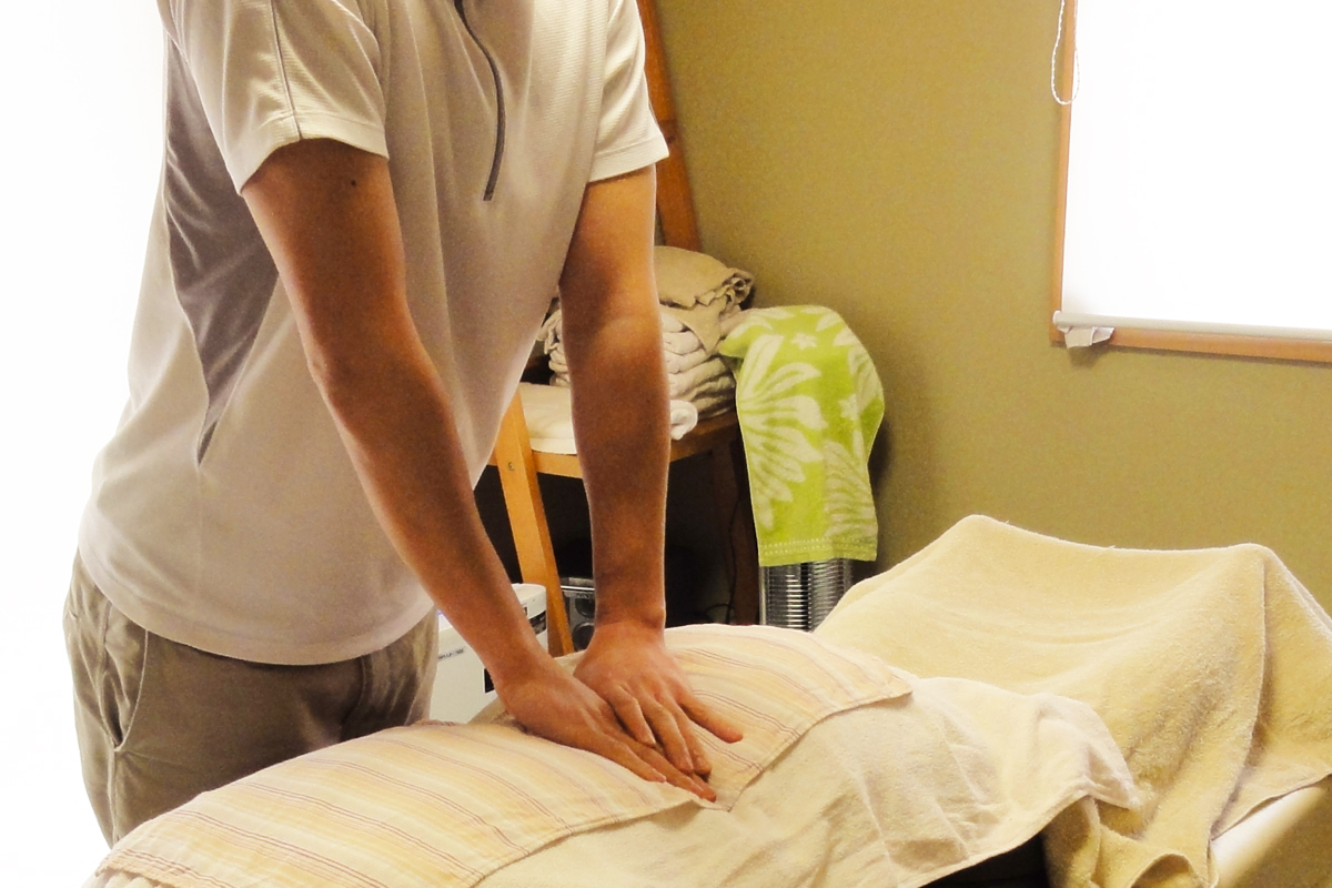 八王子市大塚のおおはし治療院で行う腰痛に対するマッサージ施術