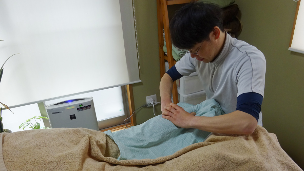 八王子市大塚のおおはし治療院で施術を行うマッサージ師