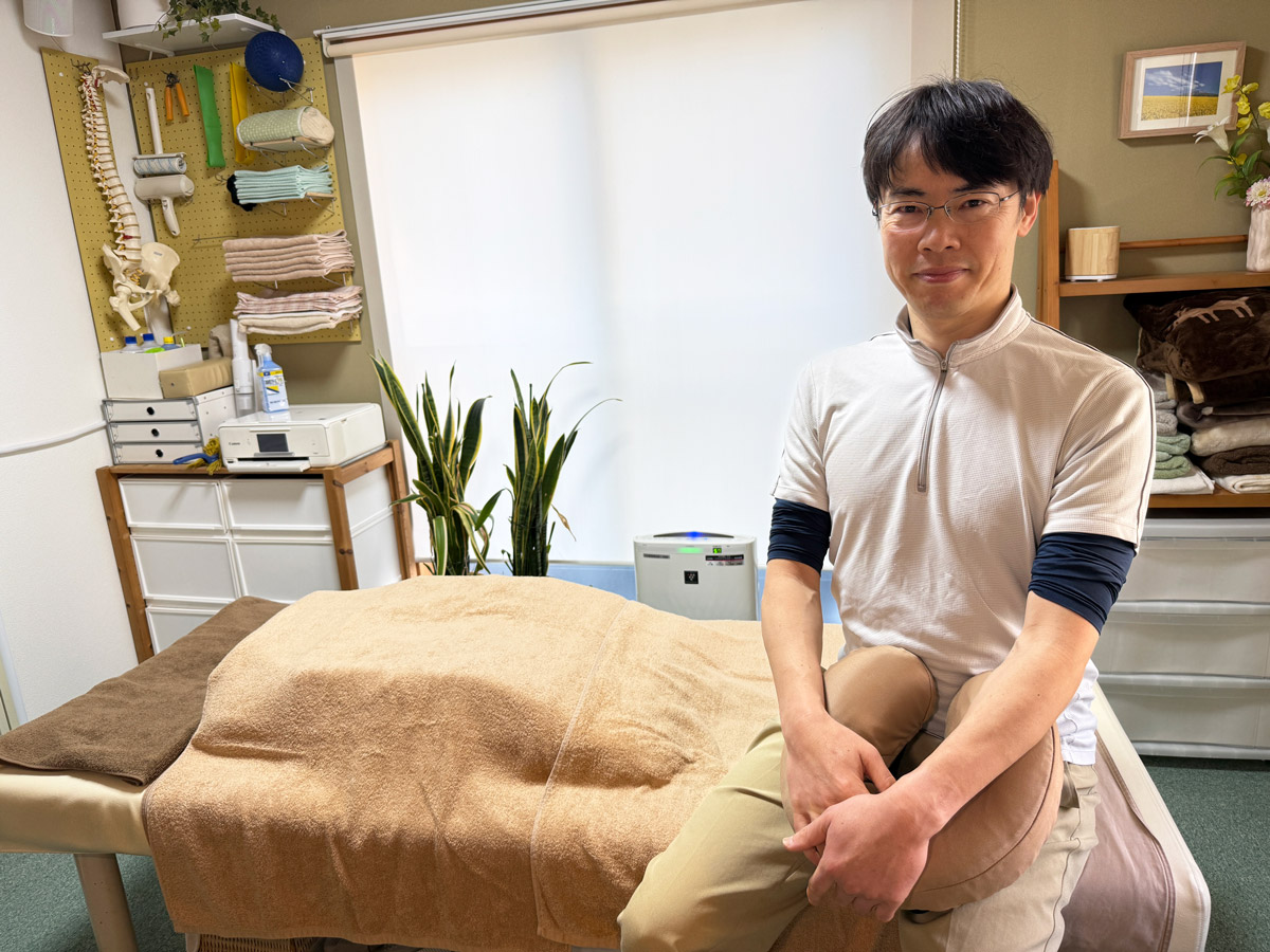 八王子市大塚 おおはし治療院 院長写真(院内にて)