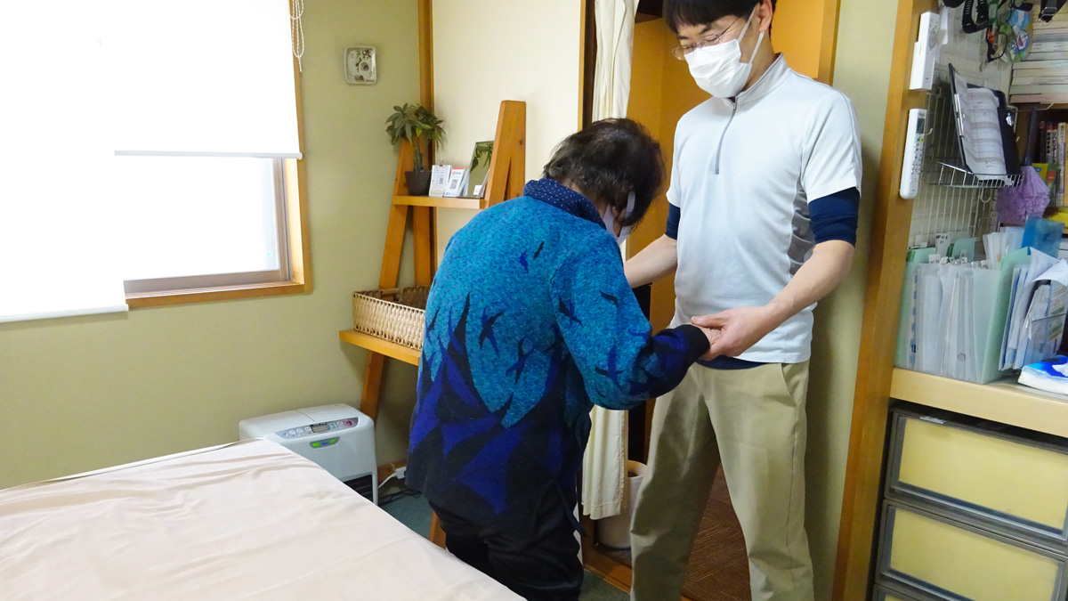 八王子市大塚のおおはし治療院で歩行サポートの施術を行う様子