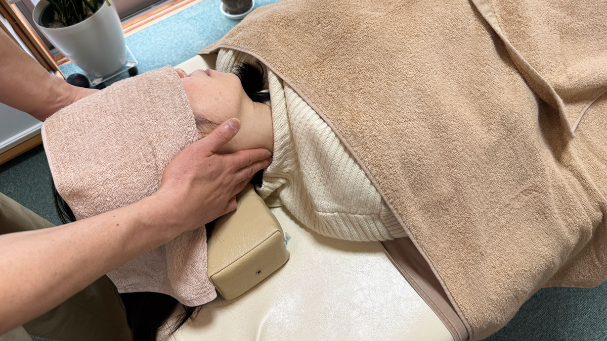 八王子市大塚のおおはし治療院で首まわりを施術するマッサージ風景