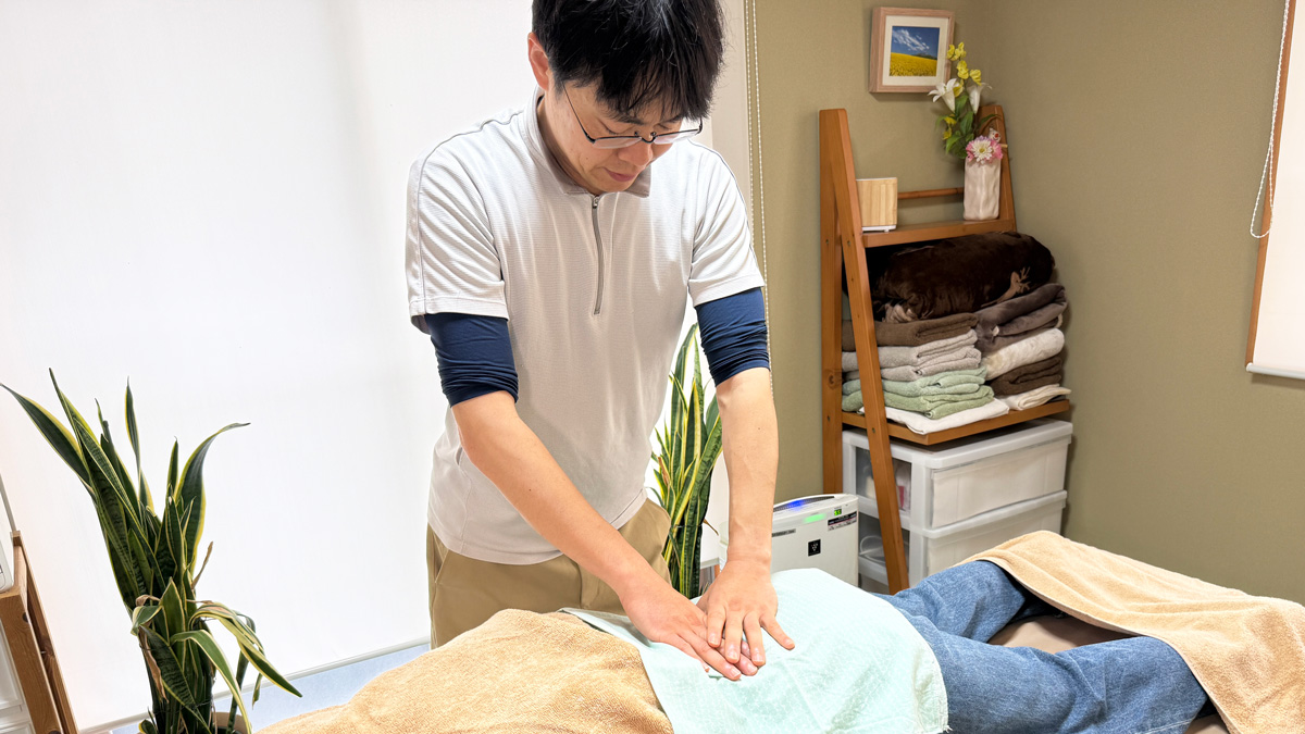 八王子市大塚のおおはし治療院で施術を行っている様子