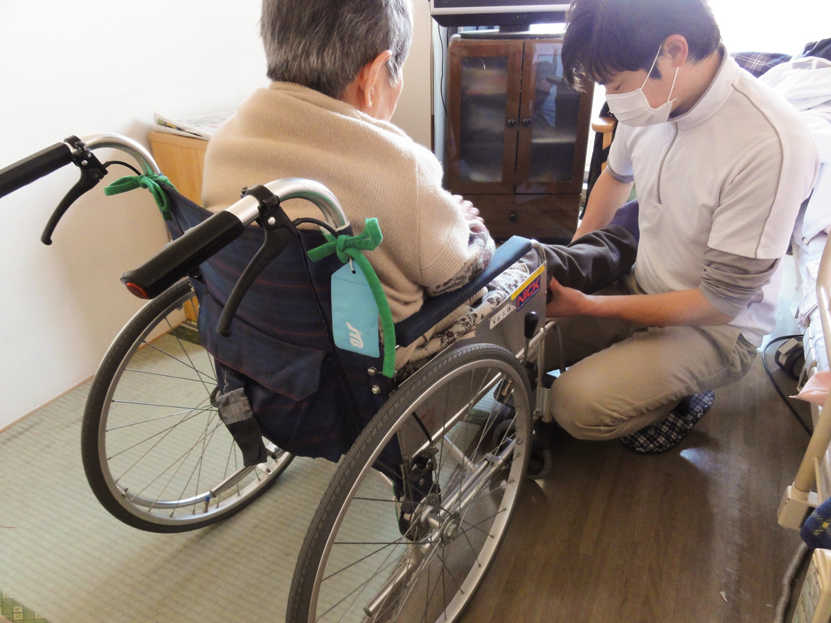 八王子市で訪問マッサージを行うおおはし治療院の施術風景