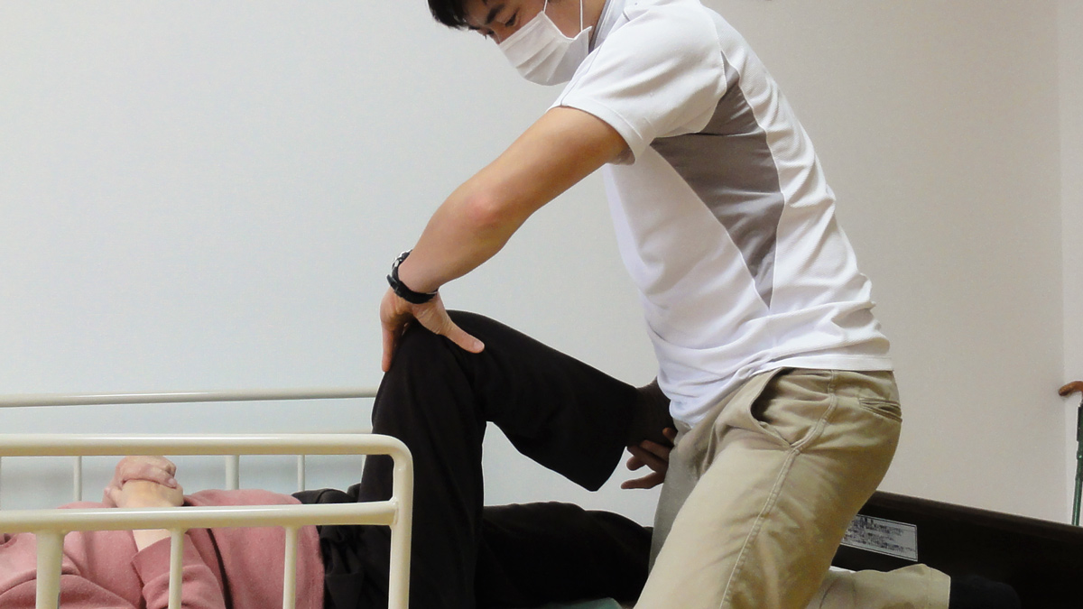 八王子市で訪問マッサージ 関節の動きを保つ施術の様子