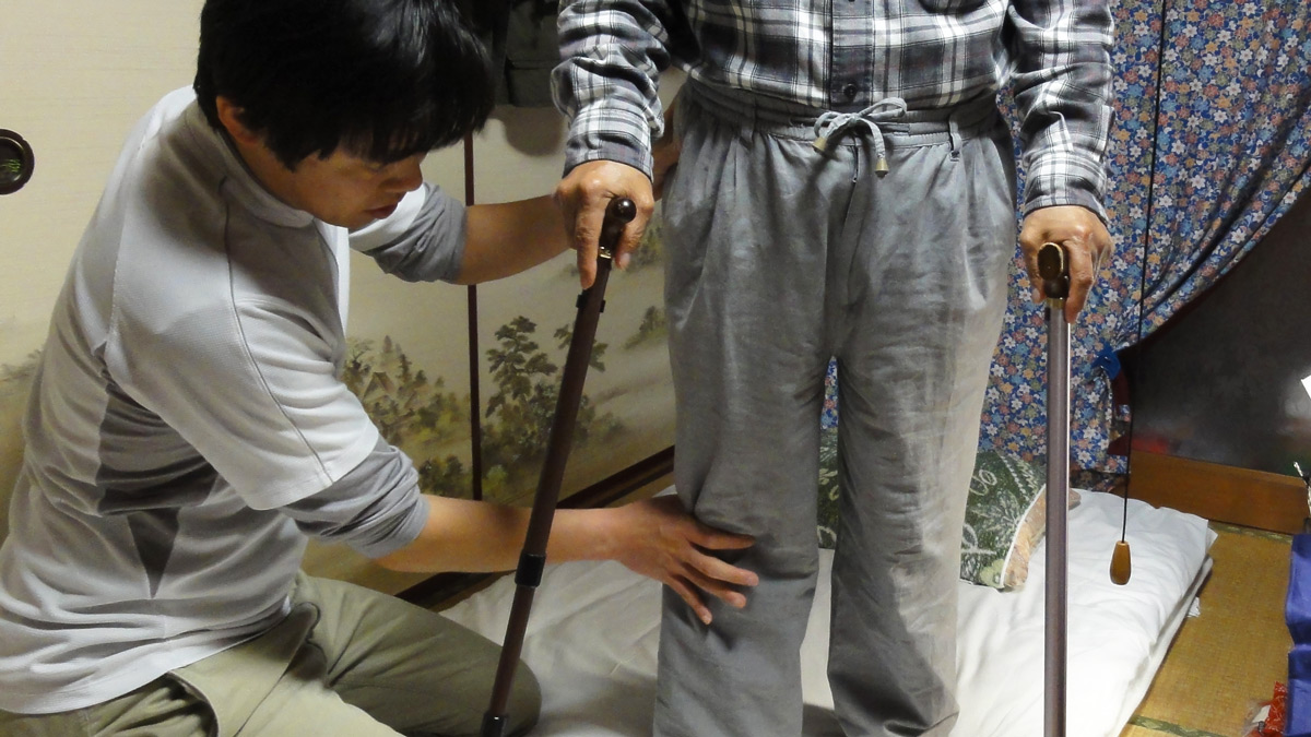 八王子市で訪問マッサージ 立ち上がりを支える施術の様子