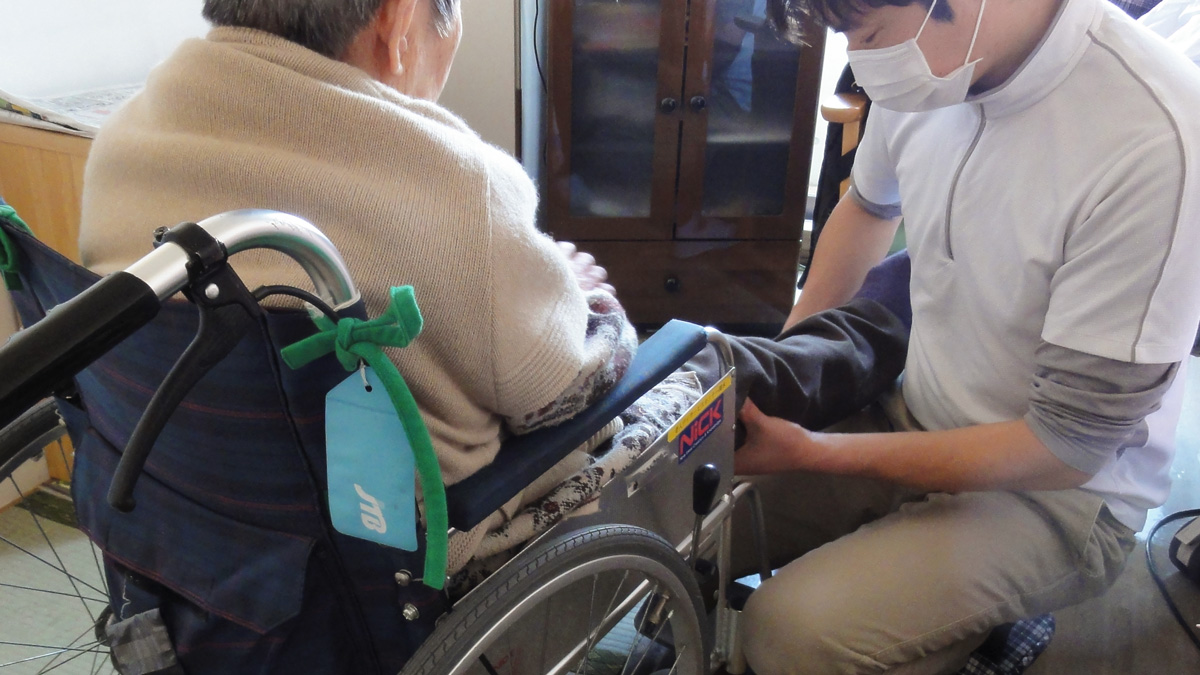 八王子市で訪問マッサージを行う様子 車椅子の利用者に施術している場面