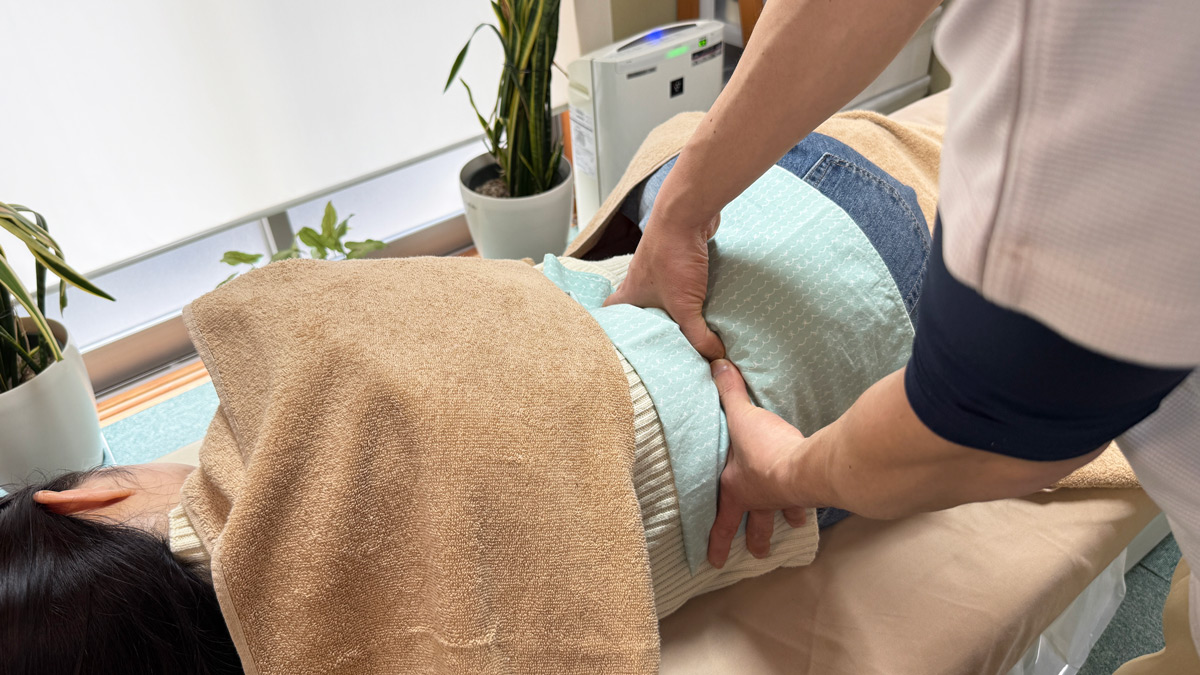 八王子市で腰痛に対するマッサージ施術を行っている様子