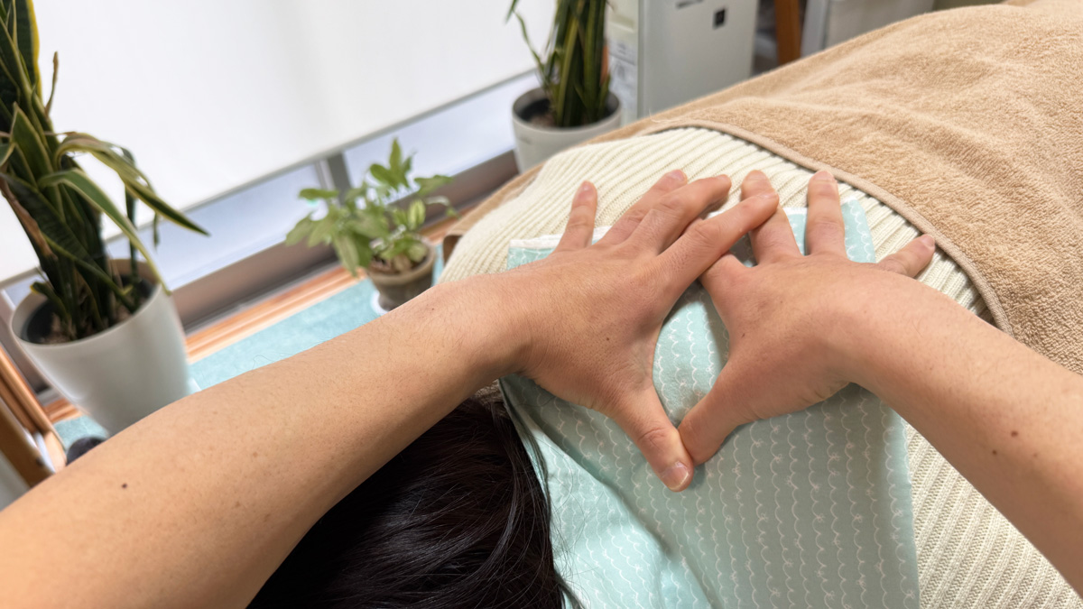 八王子市で肩こりに対応するやさしい施術の様子