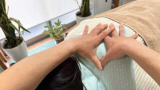 首こりや肩こりの来院施術では、まず身体の状態を確認します｜八王子市大塚 おおはし治療院