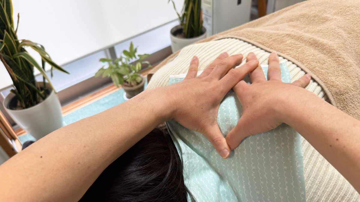 八王子市大塚のおおはし治療院で首や肩の状態を確認しながら指圧施術を行っている様子