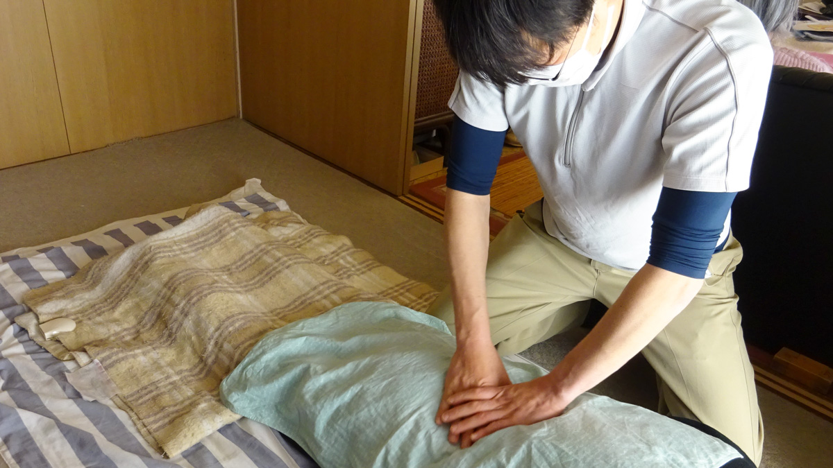 八王子で出張マッサージを行う様子(自宅での施術風景)