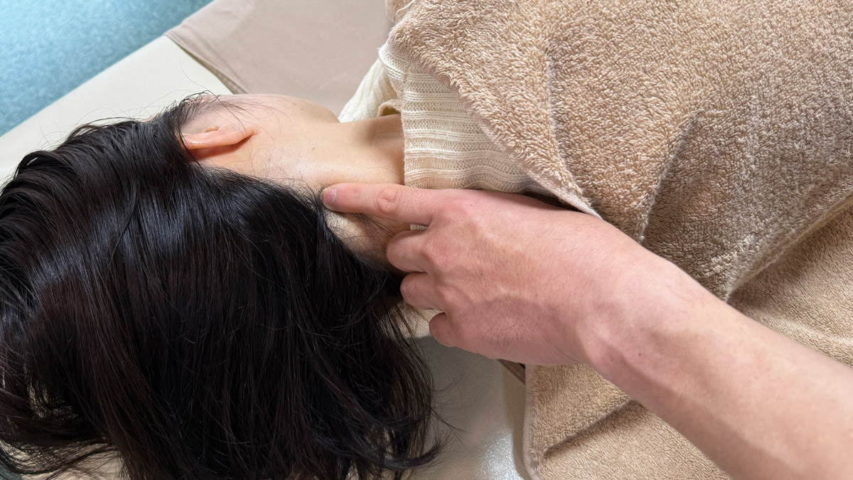 首の施術の様子（首こり・八王子のマッサージ）