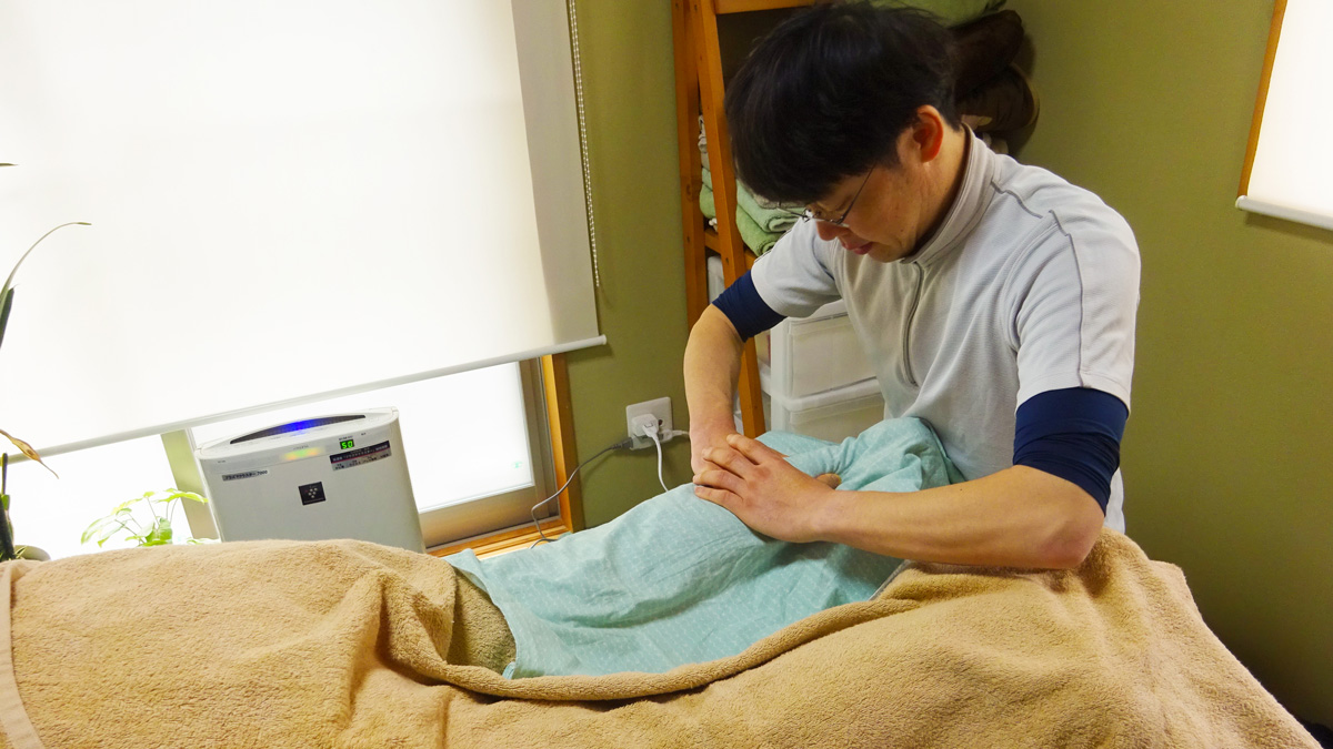 八王子市大塚のおおはし治療院で身体の状態を確認しながら足まわりの施術を行っている様子
